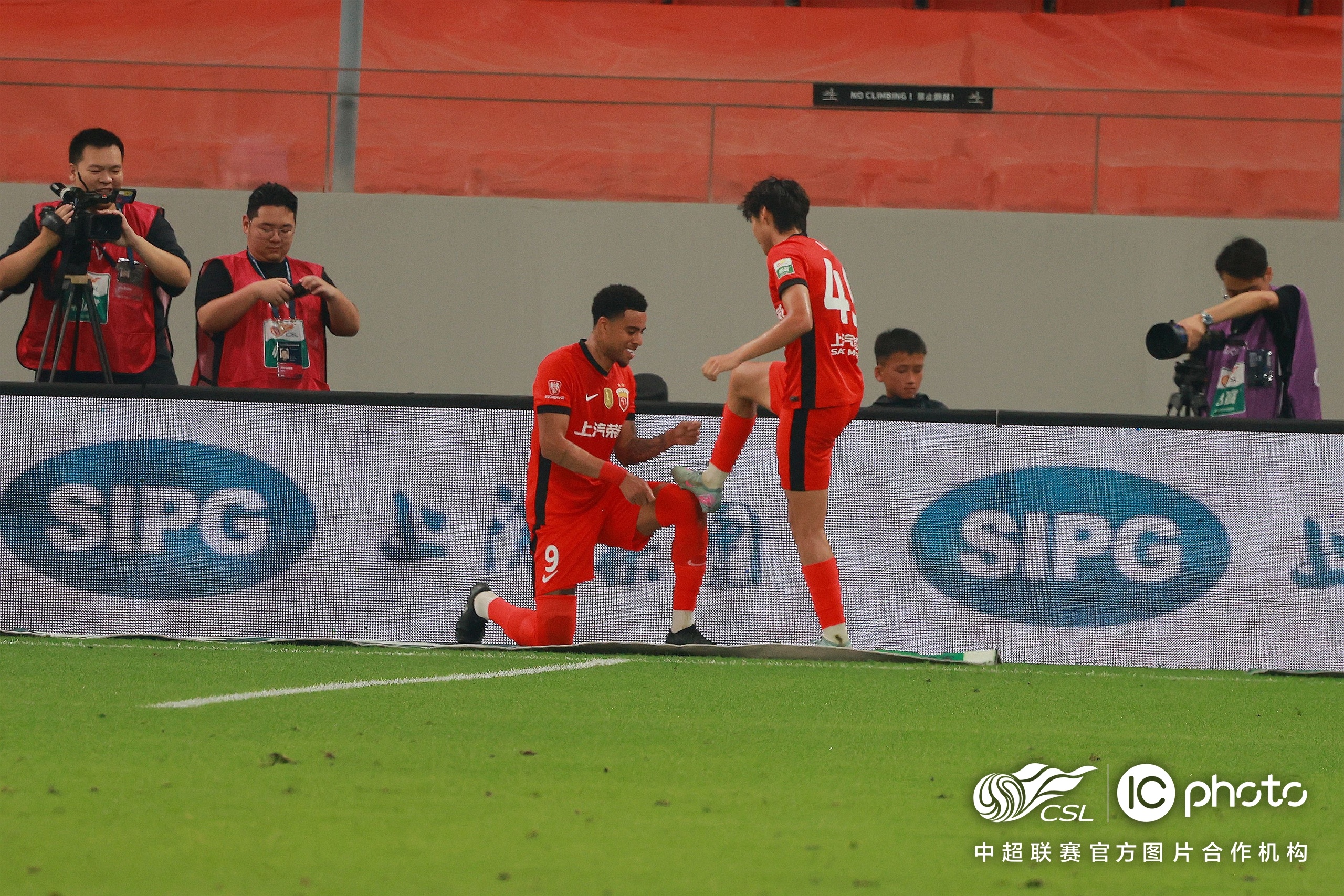 包含赛地聚焦：欧超杯国际比赛日热度飙升；上海申花队长鼓劲；更衣室稳定；轮换策略成焦点的词条