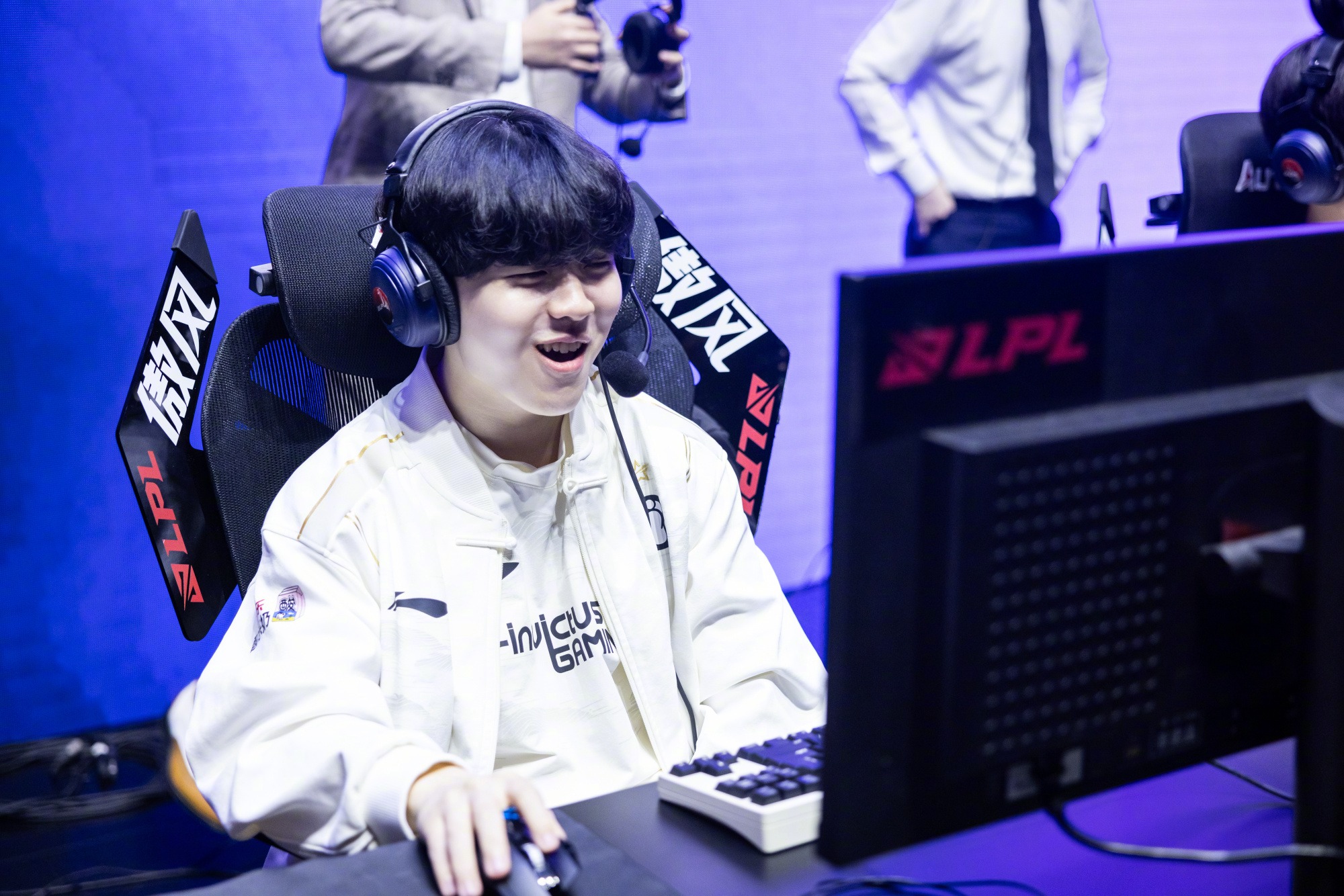 包含Rookie迎来五赛季高光表现，C9球迷沸腾！的词条