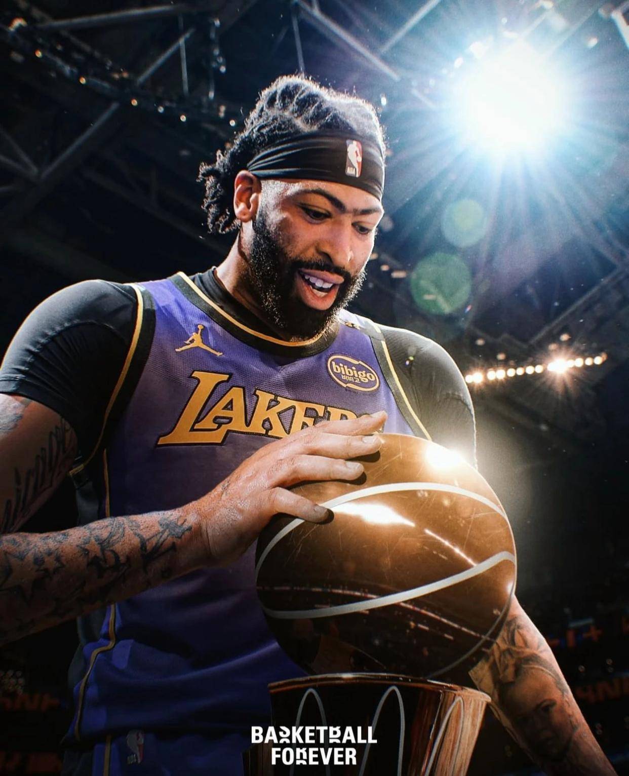 PG-浓眉哥连续十场比赛得分超过逆转，湖人挑战极限！的简单介绍